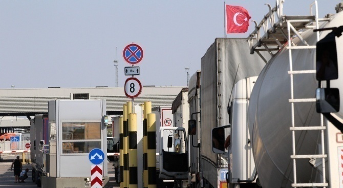 Интензивен е трафикът на камиони на границата ни с Турция