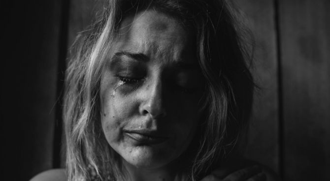 С "не викай, ще те убия" мъж блудства с млада жена