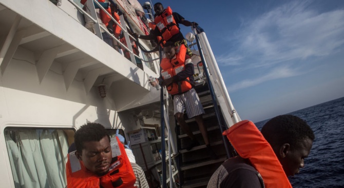 Хуманитарният кораб "Оушън вайкинг" спаси 92 мигранти край Либия