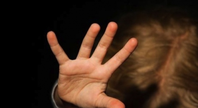 36-годишен насилвал сексуално 13-годишната си дъщеря в продължение на повече от три месеца