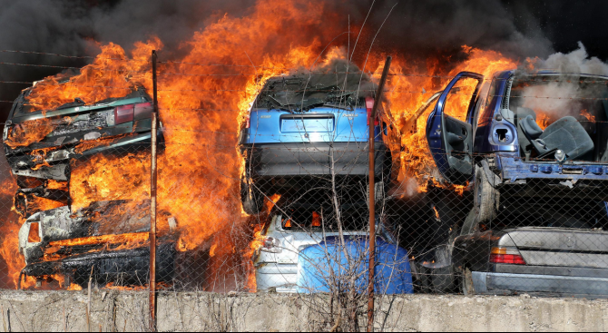 Прокуратурата подхвана огромния пожар в автоморга в Хасково