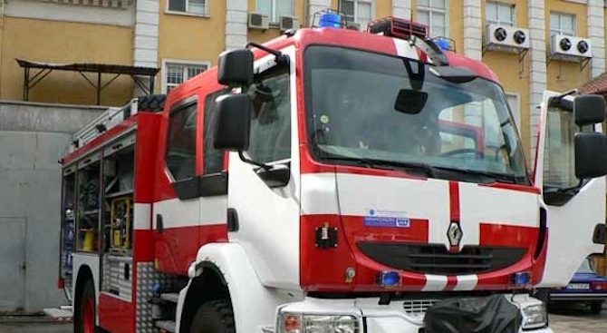 Двуетажна сграда горя в Бургас