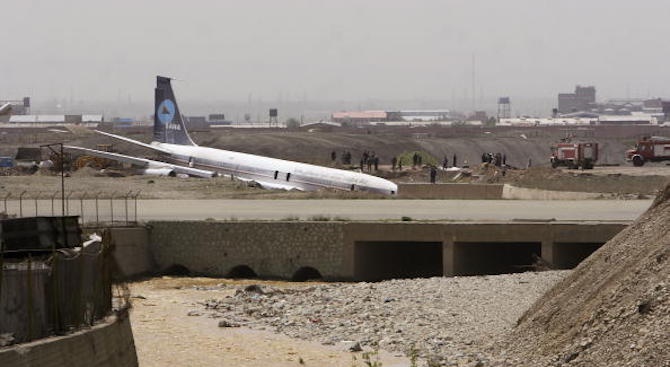 Пътнически самолет кацна на магистрала в Иран