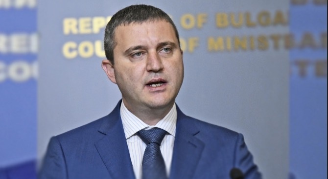 Горанов прави совалки в парламента за еврото