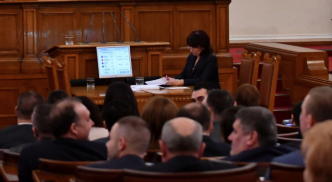 Парламентът удължи срока на работа на анкетната комисия за придобиване на българско гражданство