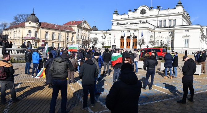 Фенове на "Левски" се събраха пред парламента