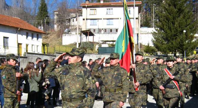 Двадесет и двама новоназначени военнослужещи положиха днес военна клетва  в 101-ви алпийски полк