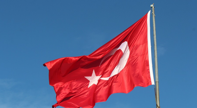 Гръцки евродепутат скъса знамето на Турция, съдят го 
