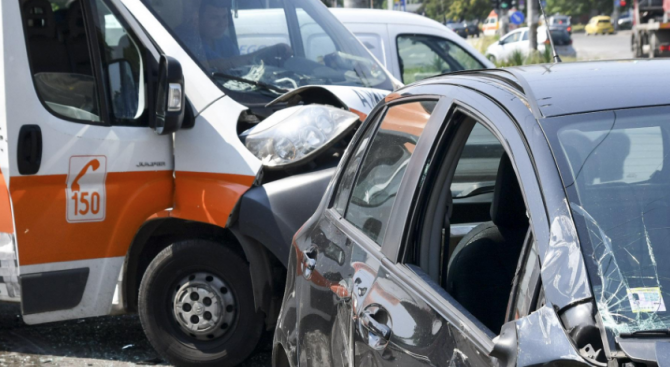 Катастрофа между линейка и лек автомобил във Видин 