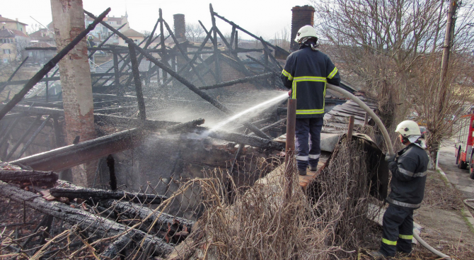 Пожар изпепели къща в Русе
