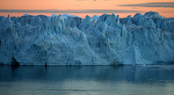 Огромен топящ се ледник залива Земята