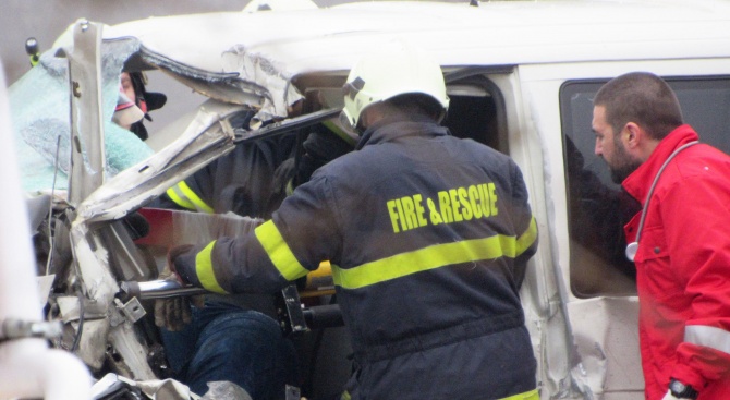 Пътнически бус катастрофира на пътя София - Варна, има ранени