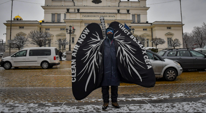 Активисти от "Грийнпийс" България протестираха пред парламента срещу замърсяването на въздуха