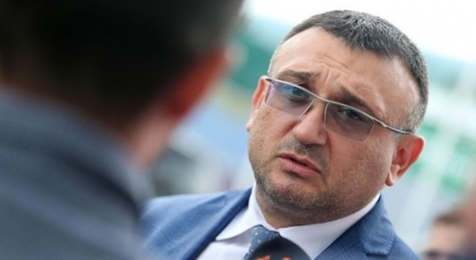 МВР министърът: Запалиха телефона ни със сигнали за Божков 