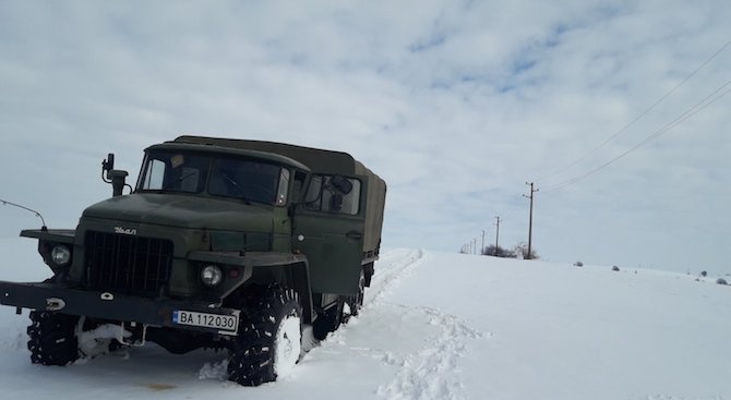 Военнослужещи помагат в зимната обстановка в Белене