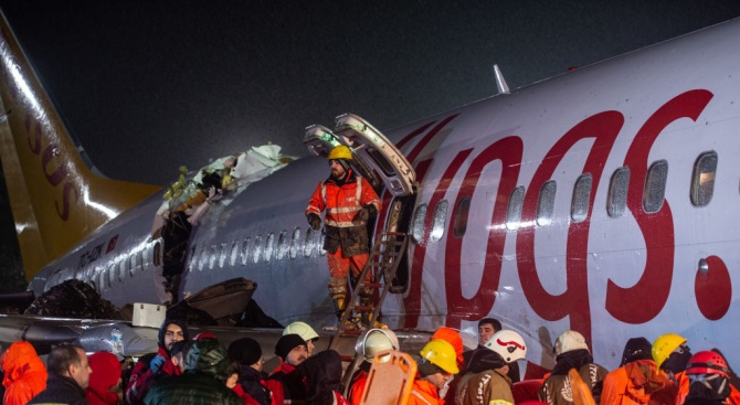 Американски следователи проверяват мястото на самолетната катастрофа в Истанбул