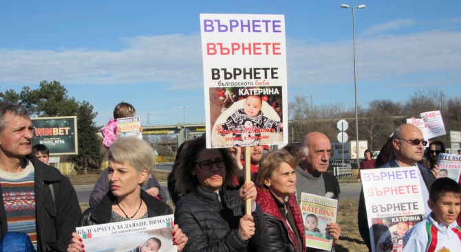 7-месечната Катерина, отнета от германските власти, вече е с майка си