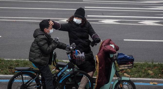 Пекин обяви: Спадат темповете на увеличение на заразените с коронавируса