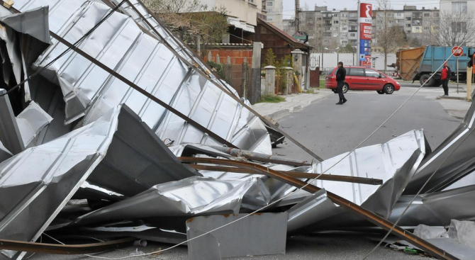  Покрив на детска градина в Ботевград се срути заради силен вятър