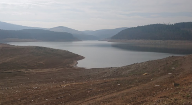 Установени са нарушения при ползването на водите от три язовира