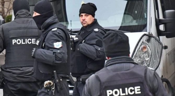 Осем души, обявени за общодържавно издирване, са открити при полицейска акция в Нова Загора
