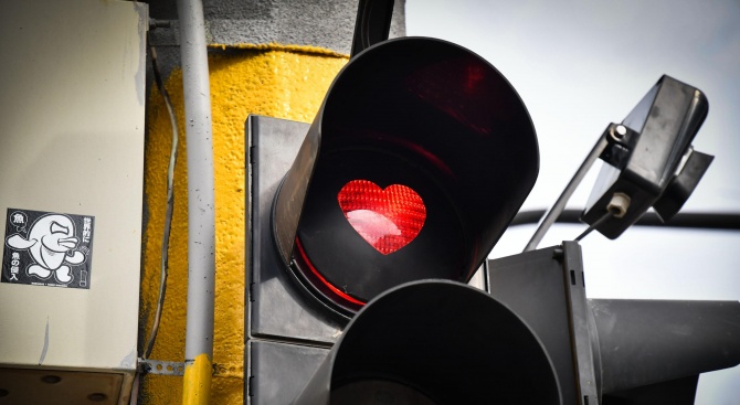 Светофари в центъра на София светнаха със сърчица за Свети Валентин