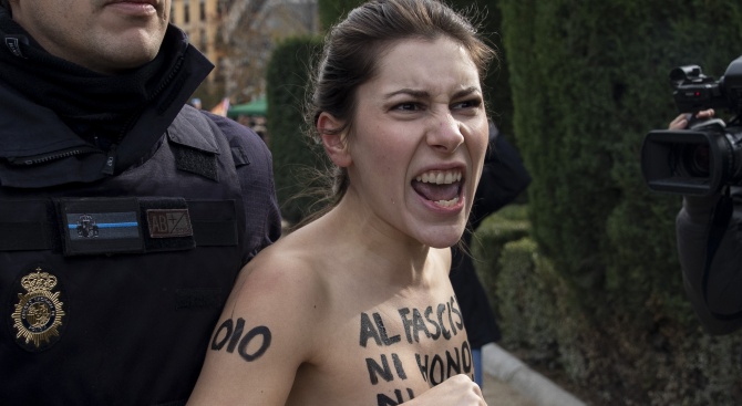 Разголени активистки на Фемен протестираха в Париж срещу убийствата на жени