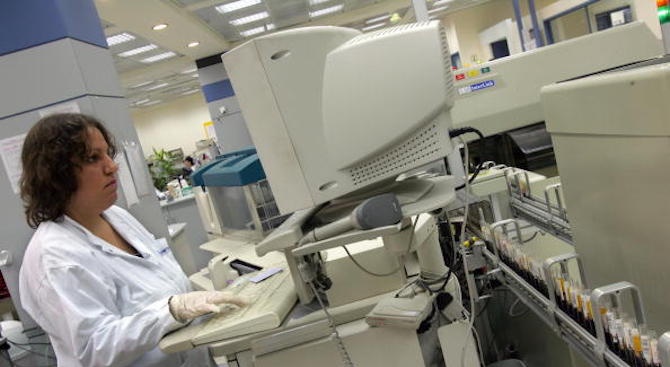 Кръвният център във Варна получи нова апаратура за изследване на донорска кръв 
