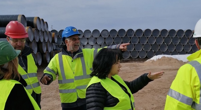 Министър Петкова инспектира доставката и съхранението на тръбите за газовата връзка с Гърция