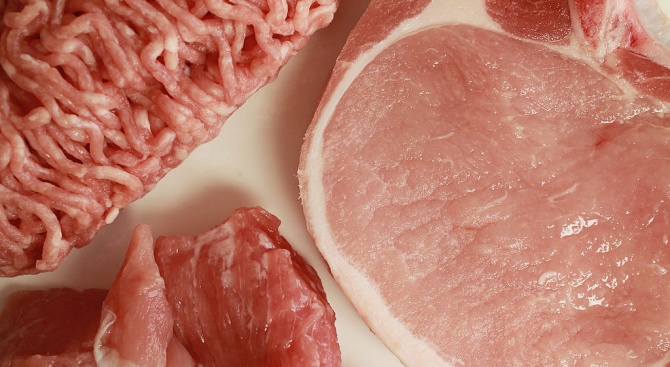 Иззеха тонове месо с изтекъл срок на годност при спецакция в Плевен