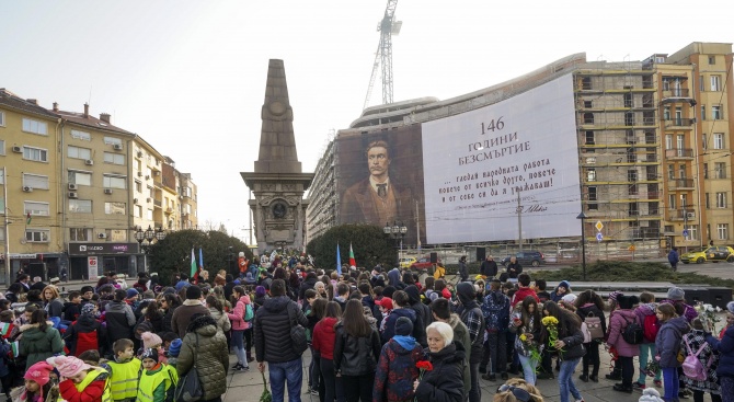 Промяна на движението в София за възпоменателната церемония пред паметника на Апостола 