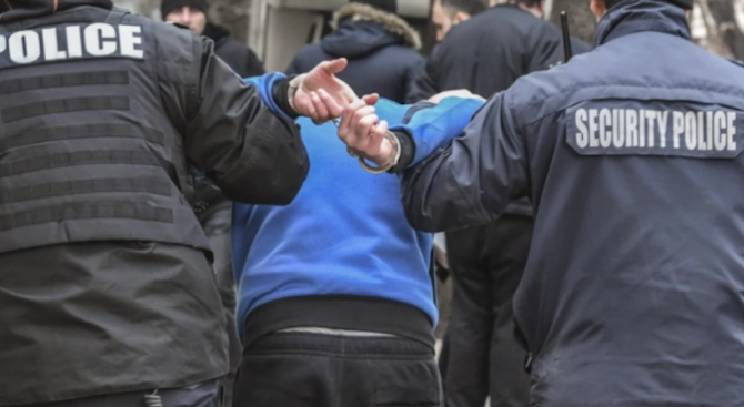 Деветима са задържани при акция на полицията срещу битовата престъпност във Варненско