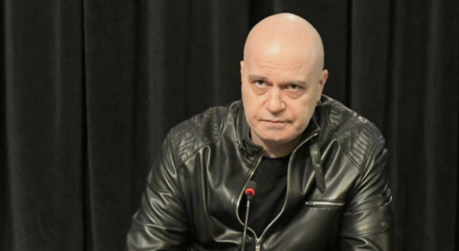 Слави Трифонов: Огромната дистанция между политиците и избирателите стана нетърпима