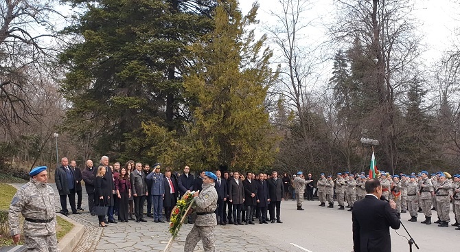 ГЕРБ в Пловдив поднесе цветя и се поклони пред паметника на Васил Левски