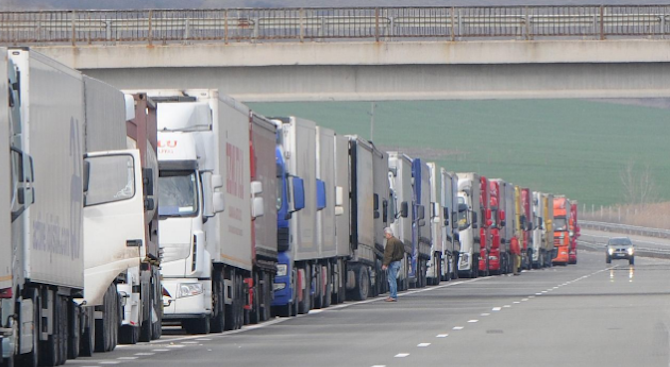 Превозвачите: С въвеждането на тол системата от 1 март ще има дълги опашки от камиони по граничните пунктове