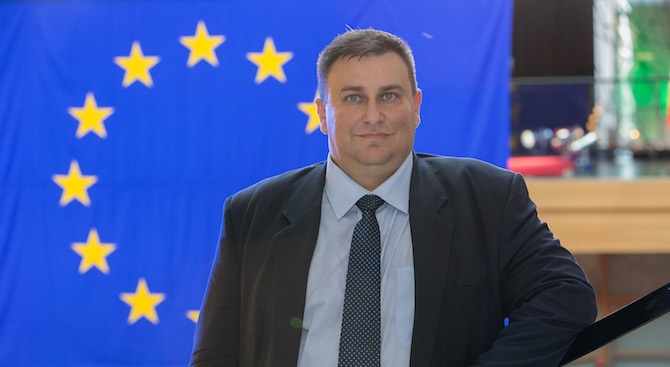 Емил Радев: Защитата на интереса на децата трябва да заема първо място в законодателния дневен ред