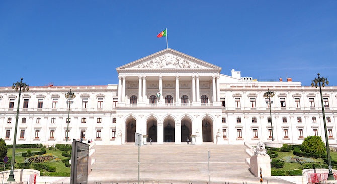 Португалските депутати умуват дали да разрешат евтаназията на фона на протести