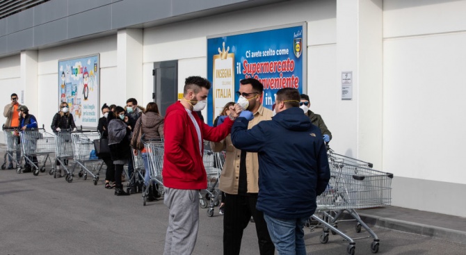 Пусти улици, празни супермаркети: коронавирусът удари Северна Италия