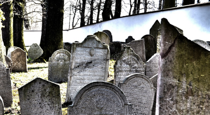 16-годишен младеж на пробация изпочупи надгробни плочи 