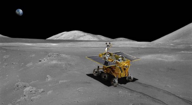 Луноходът "Юйту-2" разкри тайните на обратната страна на Луната