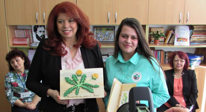 Илияна Йотова гостува в Тутракан на своята победителка от инициативата "Посланик за един ден"