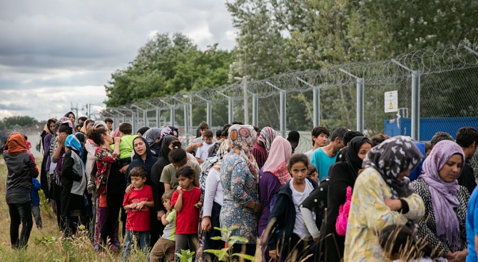 Стотици бежанци от Турция тръгнаха към България - Балкани - Novini.bg