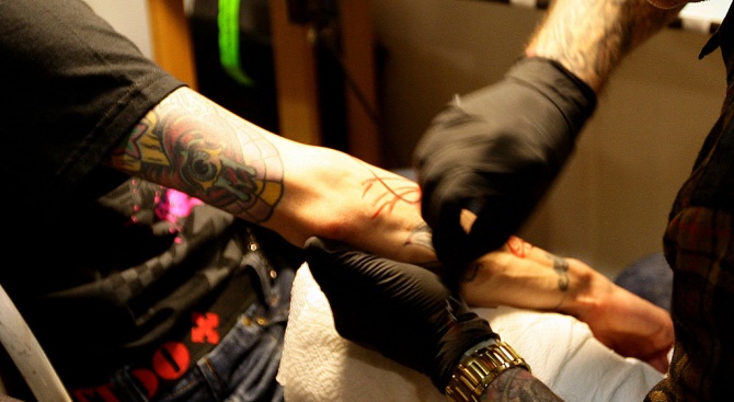 Тийнейджър татуира името на приятелката си на пениса си, за да не го напусне