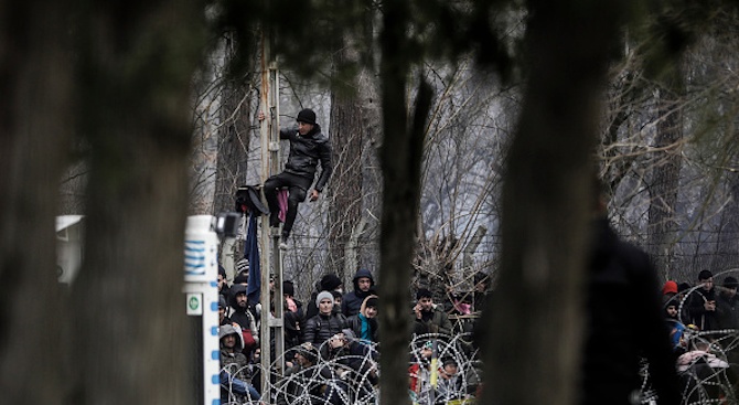 Гърция поиска извънредна среща на външните министри на ЕС заради опасността от нова мигрантска вълна 