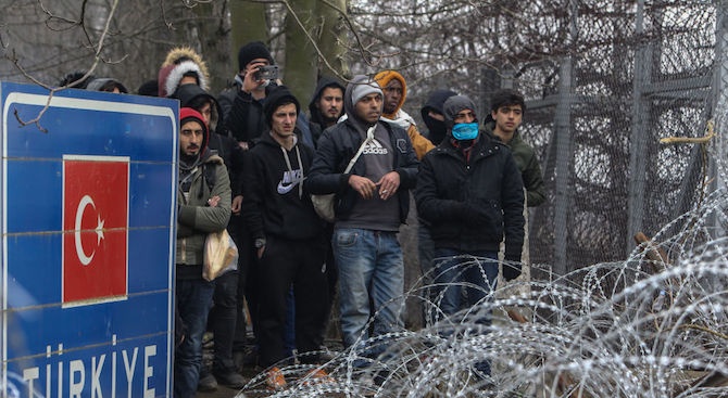 Гърция прехвърля още 1000 военни и 400 полицаи на границата си с Турция