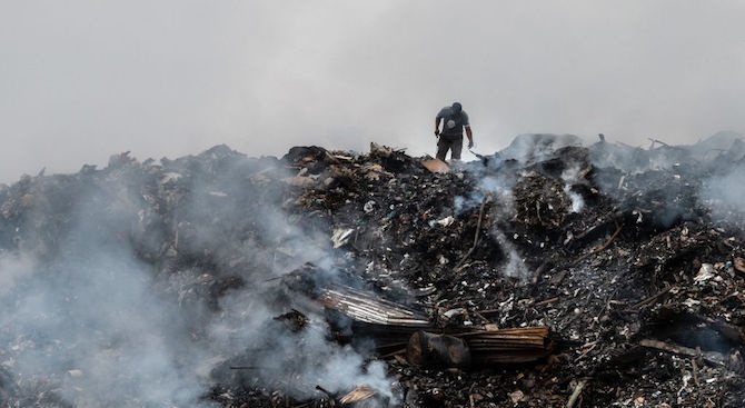 Изненадващи проверки за горене на опасни отпадъци в ромската махала в Пловдив