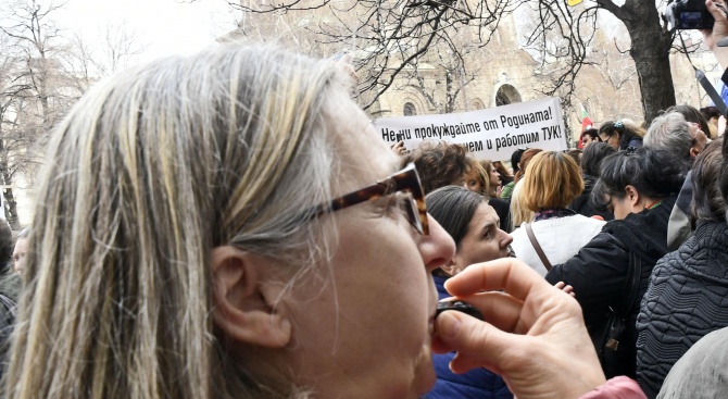 Медицинските сестри подновиха протестите, въпреки увеличените заплати