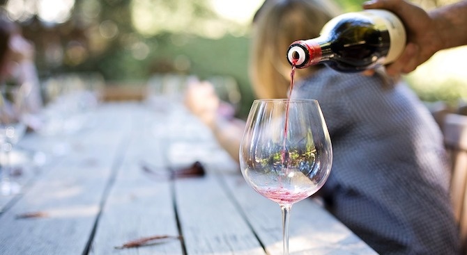 Разкриха кога хората пият виното по-бързо 