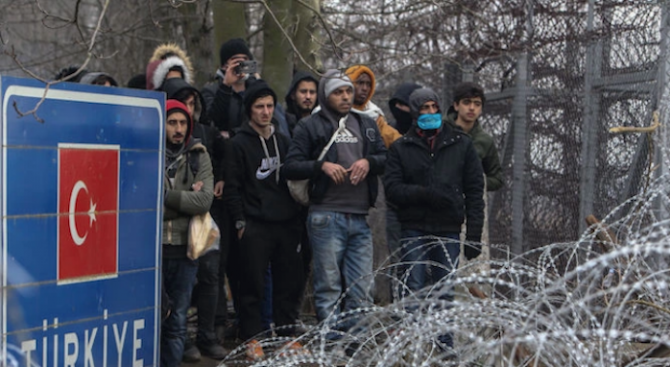 Изнудването на Европа от Турция с мигрантите е недопустимо, смята френският външен министър