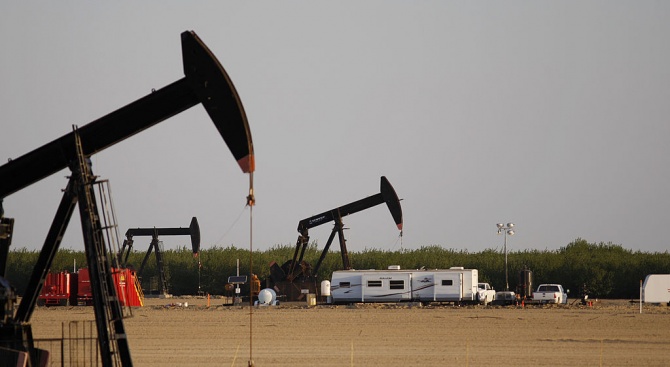 Американският суров петрол удари 17-годишно дъно